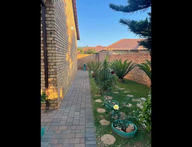 2 BEDROOM TOWNHOUSE FOR SALE IN SINOVILLE